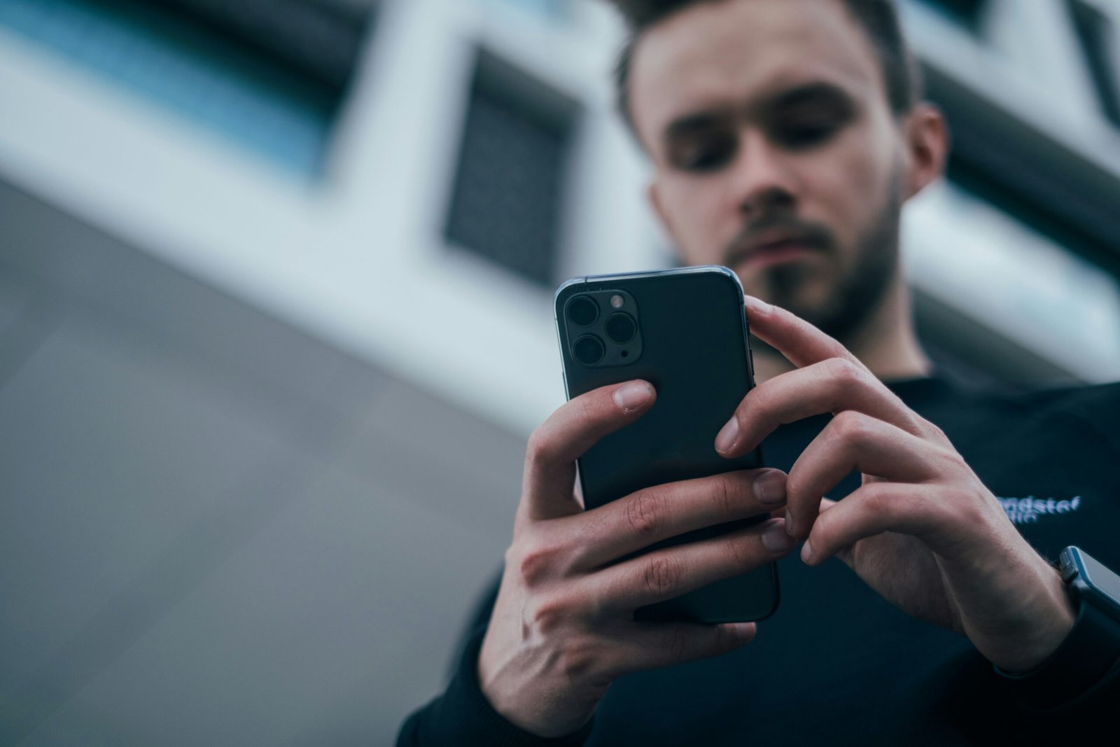 I Tried a “No-Scroll Morning” for 14 Days